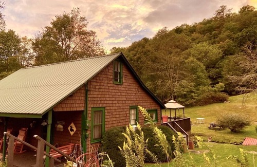Glenville Cabin | Fab Fall at Affordable Creekside Cedar Cabin-Hot Tub, K.Bed, Rustic'n Romantic!