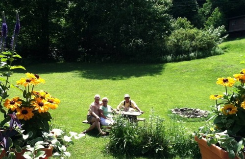 Glenville Cabin | Fab Fall at Affordable Creekside Cedar Cabin-Hot Tub, K.Bed, Rustic'n Romantic!