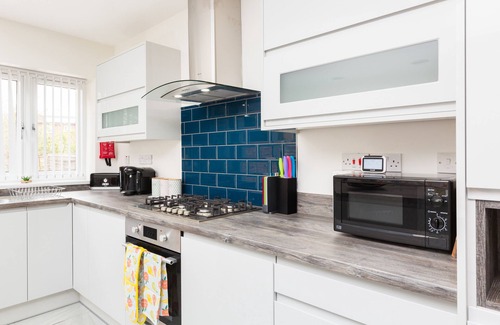 Sheldon House | Fab for Contractors or Relocations - A Stylish House & Garden+Parking