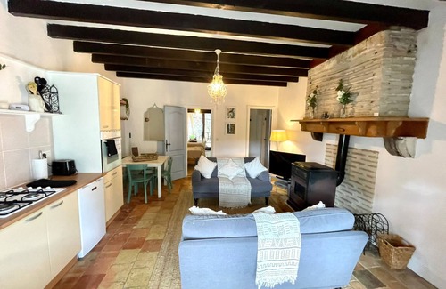 Eymet House | Fabulous 2 bed Gite 2km quiet Walk into Eymet