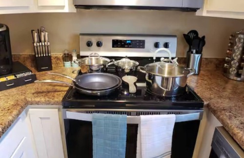 Keeling Condo | Fabulous 2-bedroom Tucson condo with cook-ready kitchen & AC, 5 min. from UofA.