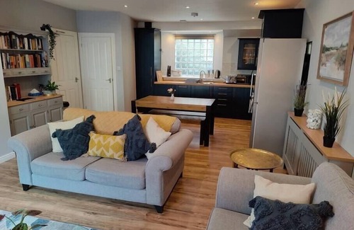 Dunfermline Condo | Fabulous 2BD Maisonette Dunfermline, Fife