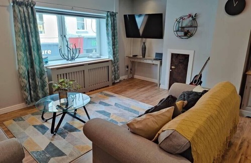 Dunfermline Condo | Fabulous 2BD Maisonette Dunfermline, Fife