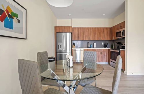 Newark Hotel | Fabulous 2BR ! Free Parking ! 30 Min to NYC !