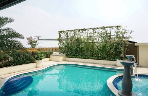 Chinatown Apartment | Fabulous 2BR Lucky Tower Apartment