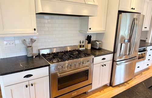 Portsmouth House | Fabulous 5-bedroom house with a pool in Portsmouth