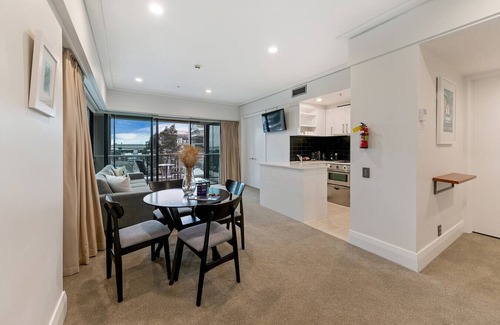 Auckland Central Business District Apartment | Fabulous Corner Apartment w/Dazzling Harbour View