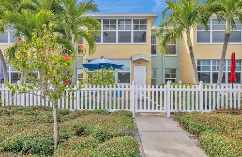 Indian Shores Condo | FABULOUS ! !DIRECT"WATERFRONT"1st FloornWalk to Beach! COZY King Bed