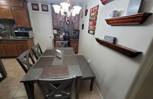 Brownsville House | FABULOUS Entire home 3 rm/2 ba