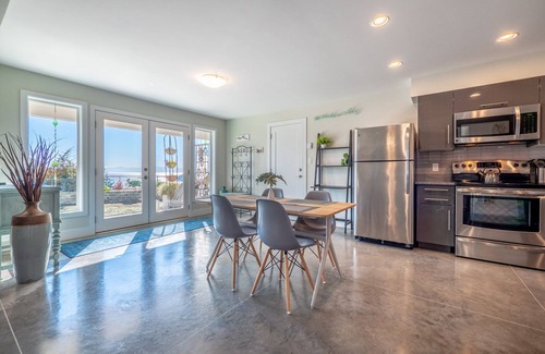 West Sechelt Apartment | Fabulous executive basement garden suite located in West Sechelt