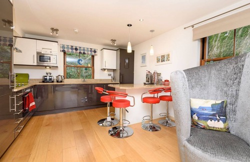 West Looe House | Fabulous modern apartment for 4 with parking, close to the town centre.