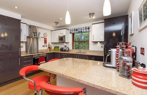West Looe House | Fabulous modern apartment for 4 with parking, close to the town centre.