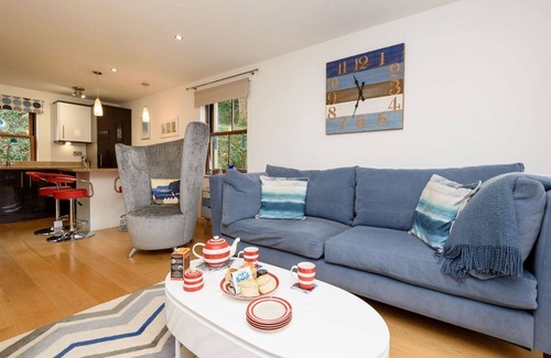 West Looe House | Fabulous modern apartment for 4 with parking, close to the town centre.