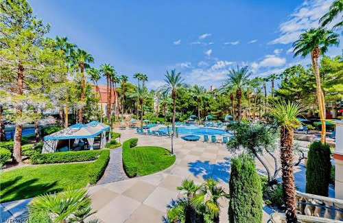 Las Vegas Apartment | Fabulous Penthouse Apartment LAS VEGAS Strip view with resort amenities! 5 min walk to main attractions! ONLY LONG TERM RENTALS min 30 nights!