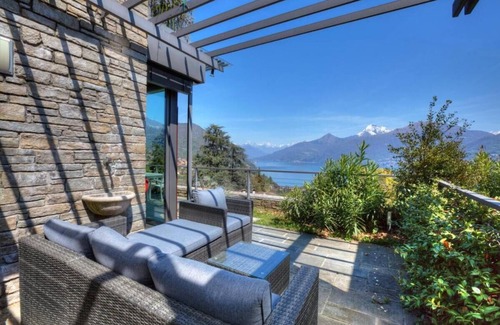 Menaggio Apartment | FABULOUSLY LOCATED WITH VIEWS OF LAKE COMO WITH A HEATED POOL