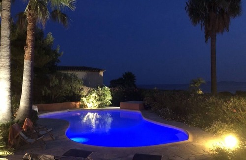 La Londe-les-Maures Villa | Face aux Iles D'hyeres, 50 Mètres de la Plage, Villa 300 M2,5 Chambres, Piscine