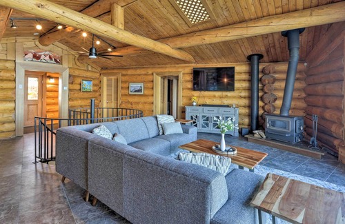 Fairbanks Cabin | Fairbanks Log Cabin w/ Waterfront Deck & Views!