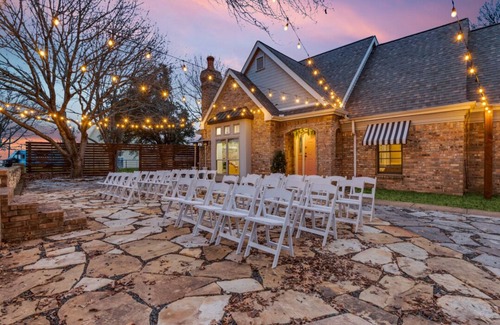Waxahachie House | Faire La Fête Manor ~ Waxahachie Estate Home ~ Event Grounds ~ Close to DFWn