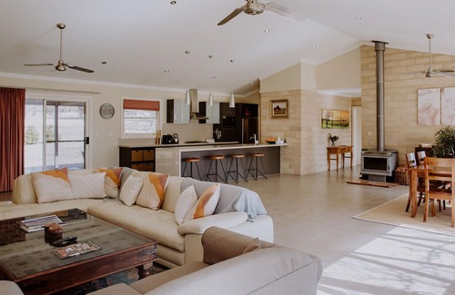 St Fillans House | Fairleys Mudgee - Minutes to Wineries & Great for Families
