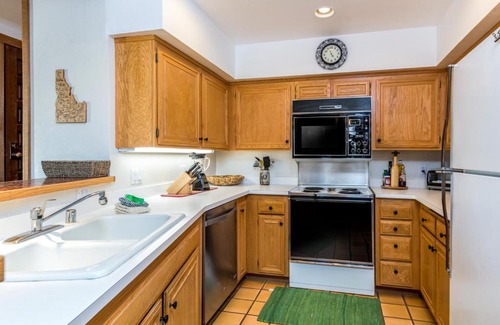 Elkhorn Village Hotel | Fairway 9 4310