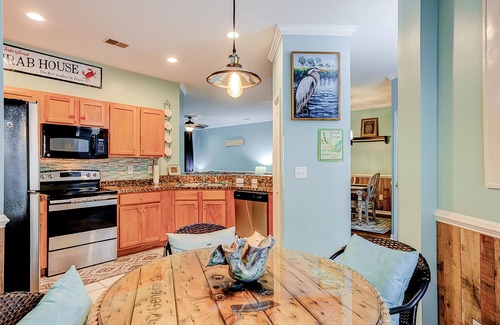 Red Hill Condo | Fairway-view condo with screened porch, AC, W/D, pool, hot tub, & tennis