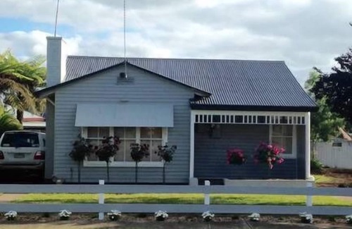 Warragul Cottage | Fairway Views Accomadation