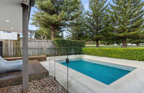 Shelly Beach House | FAIRWAYS- 6 ROOMS -looking over Shelly Beach Golf course, PLUNGE POOL, Sleeps 12