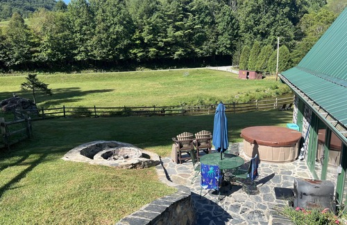 Sugar Grove Cabin | Fairytale Barn: Hot Tub, Trout Stream & Petting Zoo?