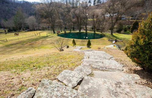 Sugar Grove House | Fairytale: Hot Tub & Trout Stream & Petting Zoo?