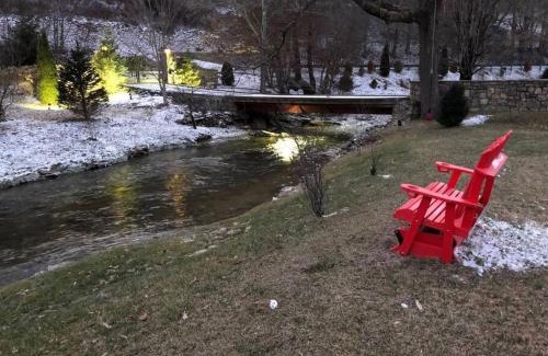 Sugar Grove House | Fairytale: Hot Tub & Trout Stream & Petting Zoo?