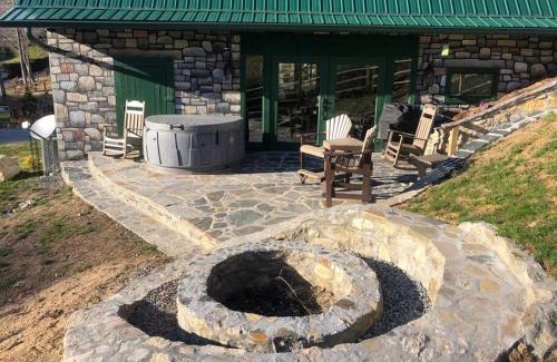 Sugar Grove House | Fairytale: Hot Tub & Trout Stream & Petting Zoo?