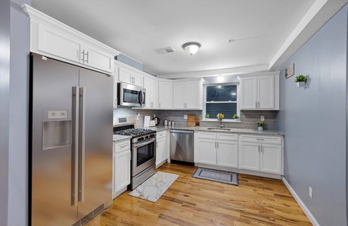 Newark Apartment | Faith's Spacious 3-Bed 2-Bath with City Access 10 Mins to EWR Prudential Center!