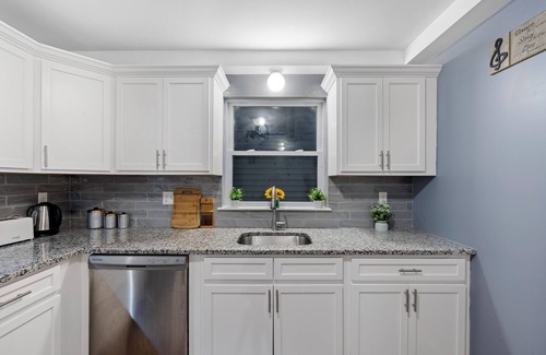 Newark Apartment | Faith's Spacious 3-Bed 2-Bath with City Access 10 Mins to EWR Prudential Center!