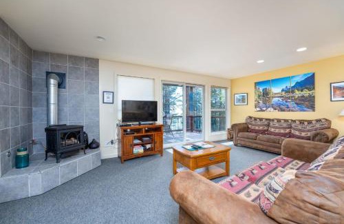 Yosemite West House | Falcons Nest (Downstairs)
