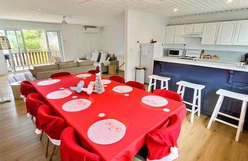 The Entrance North House | Fall asleep to the sound of waves!