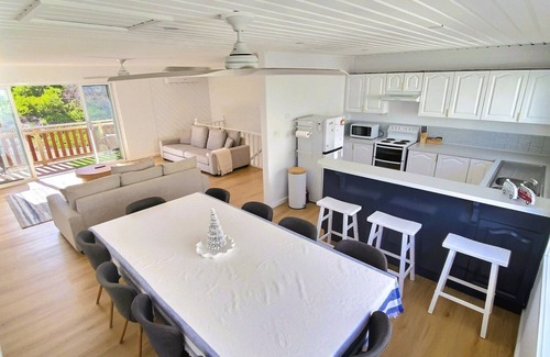 The Entrance North House | Fall asleep to the sound of waves!