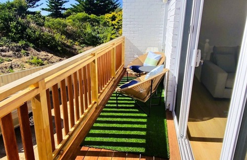 The Entrance North House | Fall asleep to the sound of waves!