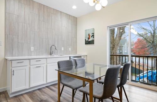 Evansville Apartment | Fall at Golden Goose including King Bed, Parking, Security and Laundry