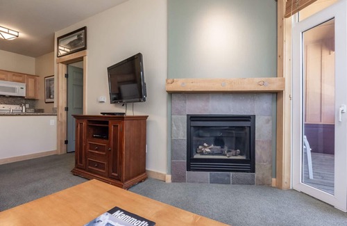 Mammoth Lakes Condo | Fall Availability! Ski-in, Ski-out Mountain Condo with Alpine Views and Community Hot Tub!