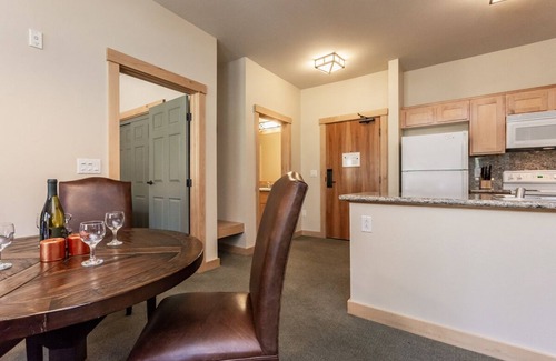 Mammoth Lakes Condo | Fall Availability! Ski-in, Ski-out Mountain Condo with Alpine Views and Community Hot Tub!