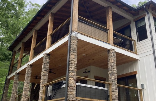 Demorest House | Fall Discount! 7 BR Luxury River home, hot tub, kayak, game room, fire pit