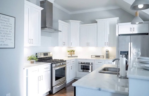 Talbot's Corner House | Fall escape hot tub, pool, game room, city views near Broadway