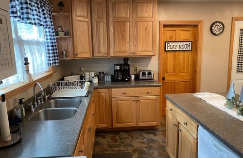 Mill Run House | Fall Getaway Mill Run Inn: Sleeps 12 · 5BR 5BA · Hot Tub Fire Pit Grill Pool