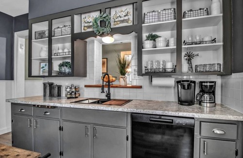 Downtown Niagara Falls Apartment | Fallsview Mansion - Dtwn Home