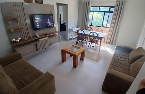 Itarare Apartment | Família feliz – Wi-Fi rápido, a 1 min da praia