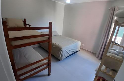 Itarare Apartment | Família feliz – Wi-Fi rápido, a 1 min da praia