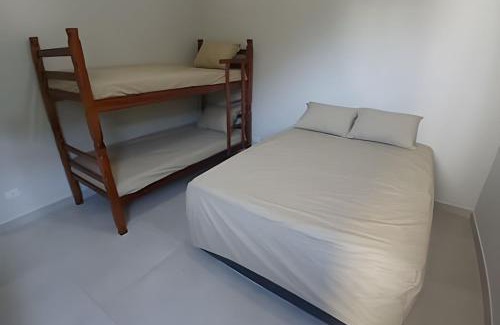 Itarare Apartment | Família feliz – Wi-Fi rápido, a 1 min da praia