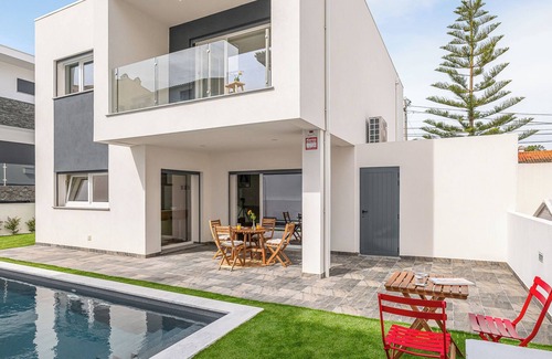 Charneca de Caparica e Sobreda House | Family house with pool & garden