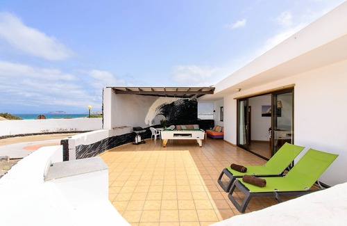 Urbanizacion Famara House | Famara Beach House on the Shore with Shared Pool, Ocean/Mountain Views & Wi-Fi