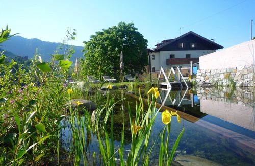 Caines Apartment | Familien-appartement mit Zwei Balkonen und Naturbadeteich, in der Nähe von Meran
